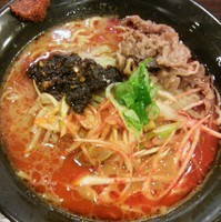 「旨辛肉盛り味噌ラーメン？ ８９２円」@江戸味噌ラーメン 二代目てらッちょの写真