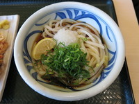 「ぶっかけ（並・冷）＋イカ天＋かき揚げ：合計630円」@うまげな アリオ西新井店の写真