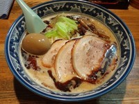 「黒味噌ラーメン＋炙りチャーシューシングル＋味付玉子」@麺や 樽座 小宮店の写真
