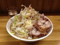 「小ラーメン (硬め、ヤサイ、ニンニク少し、アブラ)」@ラーメン二郎 赤羽店の写真