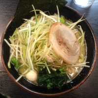 「醤油ネギラーメン（並）800円」@横浜家系ラーメン すずき家の写真