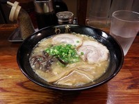 「らーめん　博多伝承豚骨」@博多とんこつラーメン わ蔵 歌舞伎町店の写真