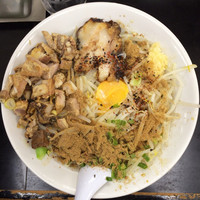 「ぎ郎汁なし（ニンニクありふりかけあり）+魚粉」@らーめん ぎょうてん屋 町田店の写真