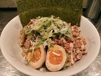 「汁なし隠玉魚介麺\800」@さんじの写真