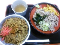 「十割そばと牛丼のセット(680円)(冷やしかけそば)」@そば処 吉野家 掛川パーキングエリア上り店の写真