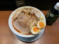 「ラーメン（赤）　豚　味玉」@ラーメン 肉を喰らえ！！ 日吉総本店の写真