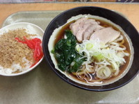 「一石二鳥Aうどん(鴨うどん+そぼろご飯)500円」@たかべん 0番線ホーム店の写真