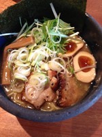 「特製醤油ラーメン（大盛り）」@俺の創作らぁめん 極や 麹町支店の写真