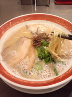 「白500円＋替え玉（サービス）」@博多らーめん○楽の写真