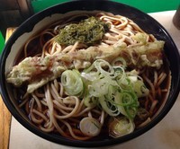 「かけそば・超特盛･めかぶ･ちくわ天（４００円）」@深大寺そばの写真