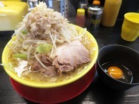 「ラーメン大　＋　生卵」@ラーメン イエローの写真