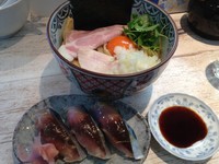 「濃厚たまごのまぜそば700円＋しめ鯖のにぎり300円」@中華そば 四つ葉の写真