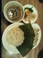 「醤油つけめん(並)(あつもり)＋焼き餃子」@横浜らぁめん 桜花  西口本店の写真