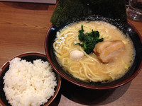 「醤油豚骨ラーメン＋ライス」@横浜家系ラーメン 一刀家 茅場町店の写真