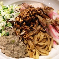 「【限定】黒い煮干しまぜそば」@スタミナラーメン 馬しゃ屋の写真