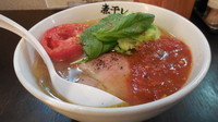 「煮干し香るトマトシゲキ麺（立川らぁ麺団）」@煮干しらーめん青樹 立川店の写真