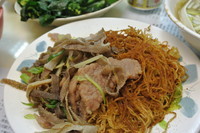 「牛の胃とガチョウの腸の茹でたのが載っている蝦子撈麺（３０Ｈ＄」@劉森記麺家の写真