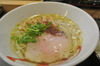 「塩中華そば（６８０円）＋トッピングネギ（１５０円）」@中華そば ともゑの写真