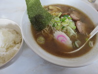 「正油ラーメン（かつおの粉入り）半ライス600円」@ラーメン爺の写真