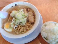 「醤油らーめん＋ランチサービス半ライス」@韃靼ラーメン 一志 ISSI 堀切本店の写真