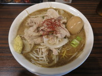 「肉盛りラーメン（味噌）＋味玉：880円」@魁 肉盛りつけ麺 六代目けいすけの写真