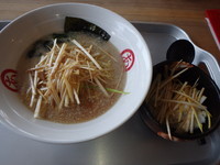 「あとひきねぎらーめん(730円)(硬め、背脂多め)、ネギ丼」@あとひきラーメン 赤江店の写真