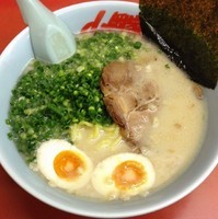 「プレミアム塩とんこつ 大判炙りチャーシュー編・1枚のせ」@ラーメン山岡家 藤野店の写真