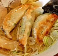 「ぎょうざラーメン＋半ライス(750円＋50円)」@こんときラーメンの写真