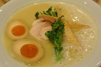 「鶏白湯ＳＯＢＡ（８５０円）＋味玉（１００円）」@銀座 篝の写真