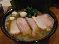 「チャーシュー麺中盛＋うずらの卵　８５０円＋５０円」@末廣家の写真