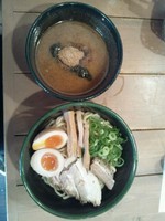 「つけ麺(小)(あつもり)＋味付たまご」@情熱のすためし どんどん 新宿中央東口店の写真