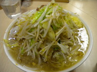 「小ラーメン650円（麺硬め、ヤサイ・ニンニク・カラメ）」@ラーメン二郎 京成大久保店の写真