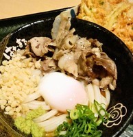 「塩豚ぶっかけうどん+かき揚げ」@はなまるうどん 南池袋二丁目店の写真