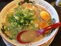 「長浜ラーメン＋煮たまご」@博多長浜ラーメン まる長 鶴見緑店の写真