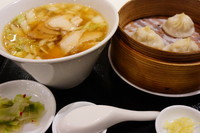 「Ａセット（ラーメン＋小籠包３個＋ザーサイちょっと）」@神座飲茶樓 東京駅グランルーフ店の写真