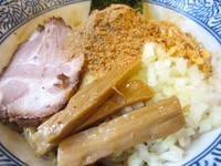 「油そば（中盛）＋とろけるチーズ＋シンハービール」@旅人の木の写真