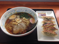 「醤油ラーメン190円、餃子190円」@ホロホロラーメンの写真