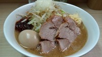 「らーめん　麺少なめ（味玉）、酸っぱめ、辛み、にんにく650円」@ラーメンいつきの写真