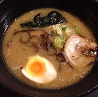 「クロ（￥700）」@めん屋 雷神 女子大店の写真