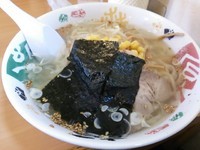 「塩らーめん550円＋餃子300円＋ビール」@手打ちらーめん 本丸の写真