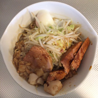 「汁ナシ油あえソバ 豚増（小）+とろ玉」@ラーメン北郎の写真