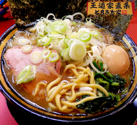 「らーめん+玉子+玉葱+ｻｰﾋﾞｽ葱マシ(750円）」@家系ラーメン とらきち家の写真