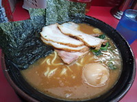 「ラーメン中盛、味玉、バラ3枚」@王道家の写真