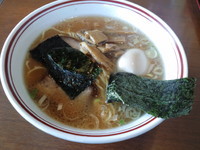 「醤油らーめん+味付け卵麺固め700円」@だて屋の写真