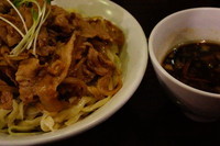 「肉盛りつけ麺（大盛、肉増し）＋無料ライス」@魁 肉盛りつけ麺 六代目けいすけの写真