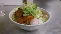 「トロ玉らーめん(中、840円)+野菜マシ」@ラーメン北郎の写真