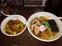 「醤油ラーメン+スタミナ半丼」@スタミナラーメン 馬しゃ屋の写真