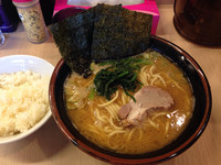 「ラーメン（中盛り）650円＋100円」@横浜家系ラーメン 銀家 大和店の写真