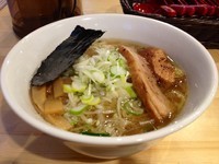「淡麗琥珀そば 醤油 730円　大盛 100円」@麺や 燦虎の写真