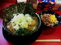 「ラーメン650円+玉子50円+海苔50円+半賄い飯100円」@家系ラーメン とらきち家の写真
